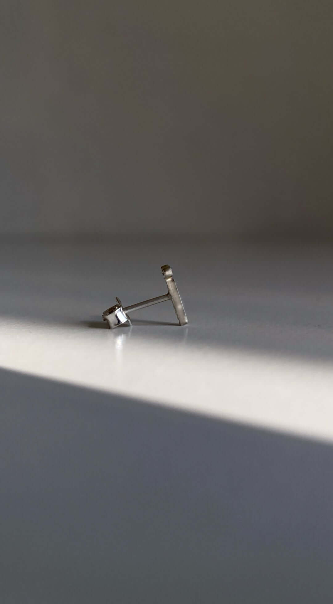 Срібна пусета 925 у формі літери Ї з мінімалістичним дизайном