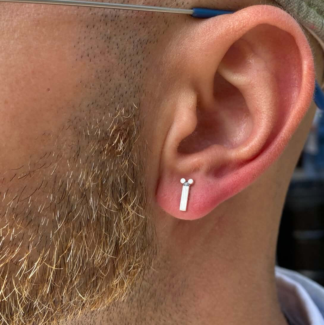 Пусета Літера Ї на вусатому чоловічому вусі, виготовлена з срібла 925, стильний та сучасний дизайн.