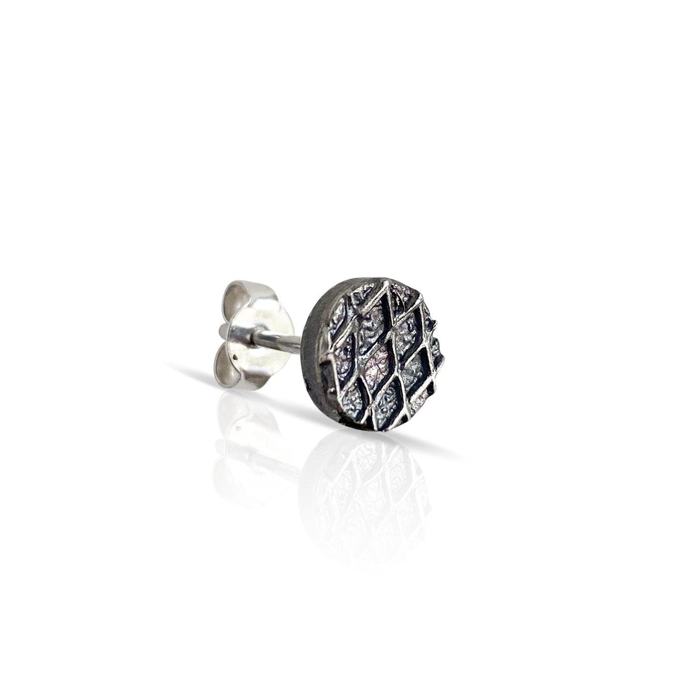 Elegant silver stud earring, perfect for everyday wear or special occasions.