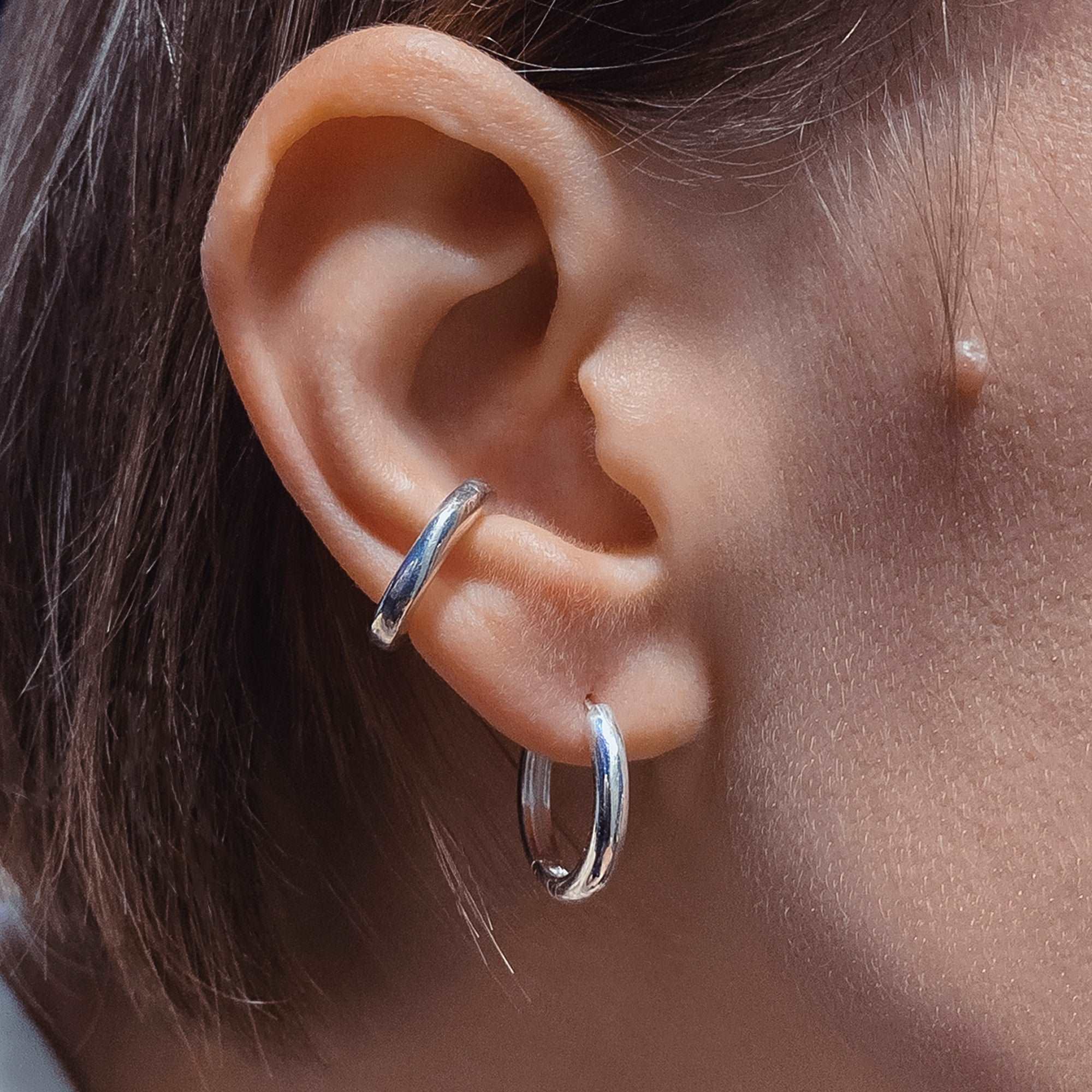 Small silver hoops combining elegance and versatility for any occasion.