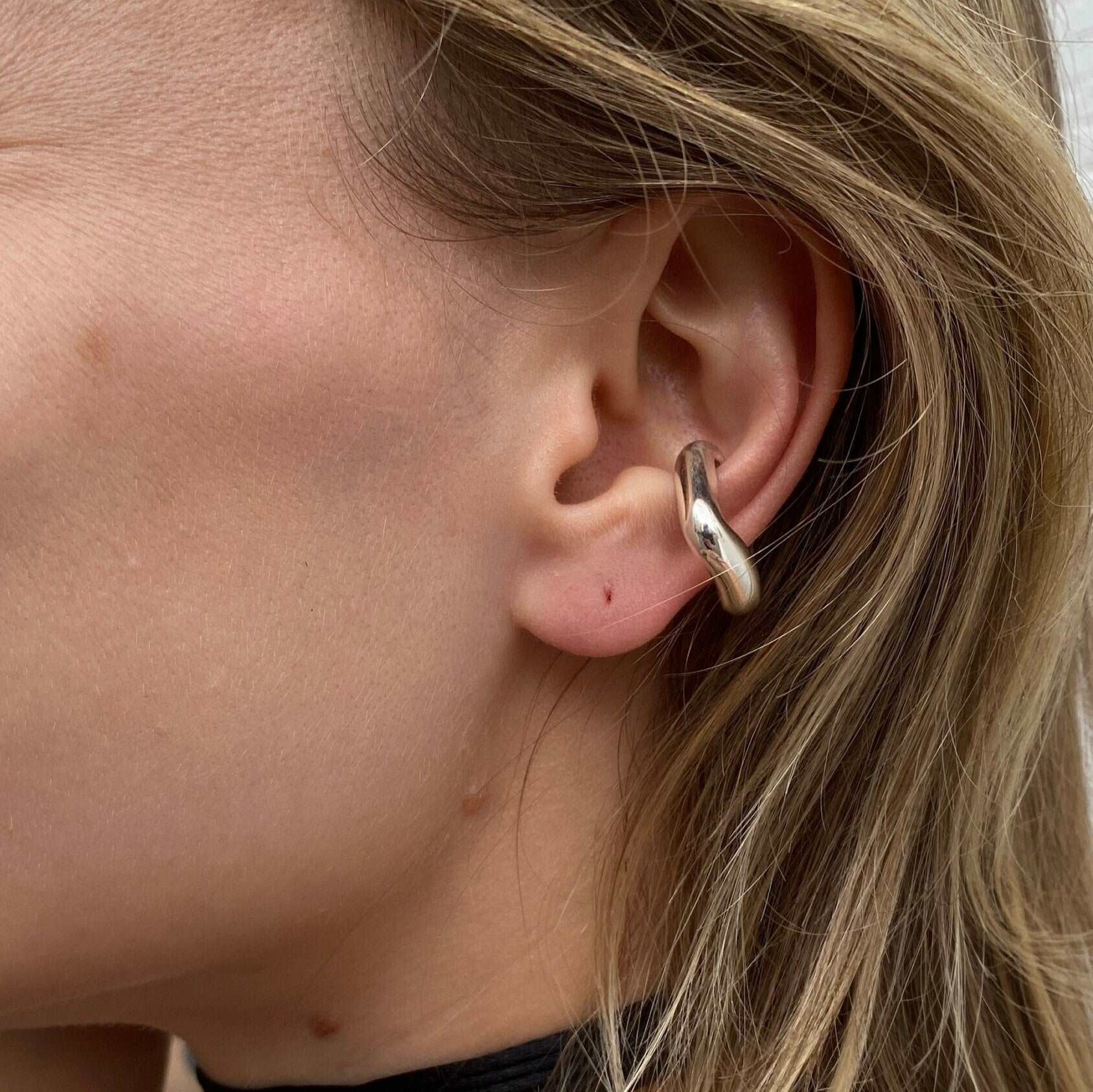 Geometric ear cuff with clean lines and a contemporary design.