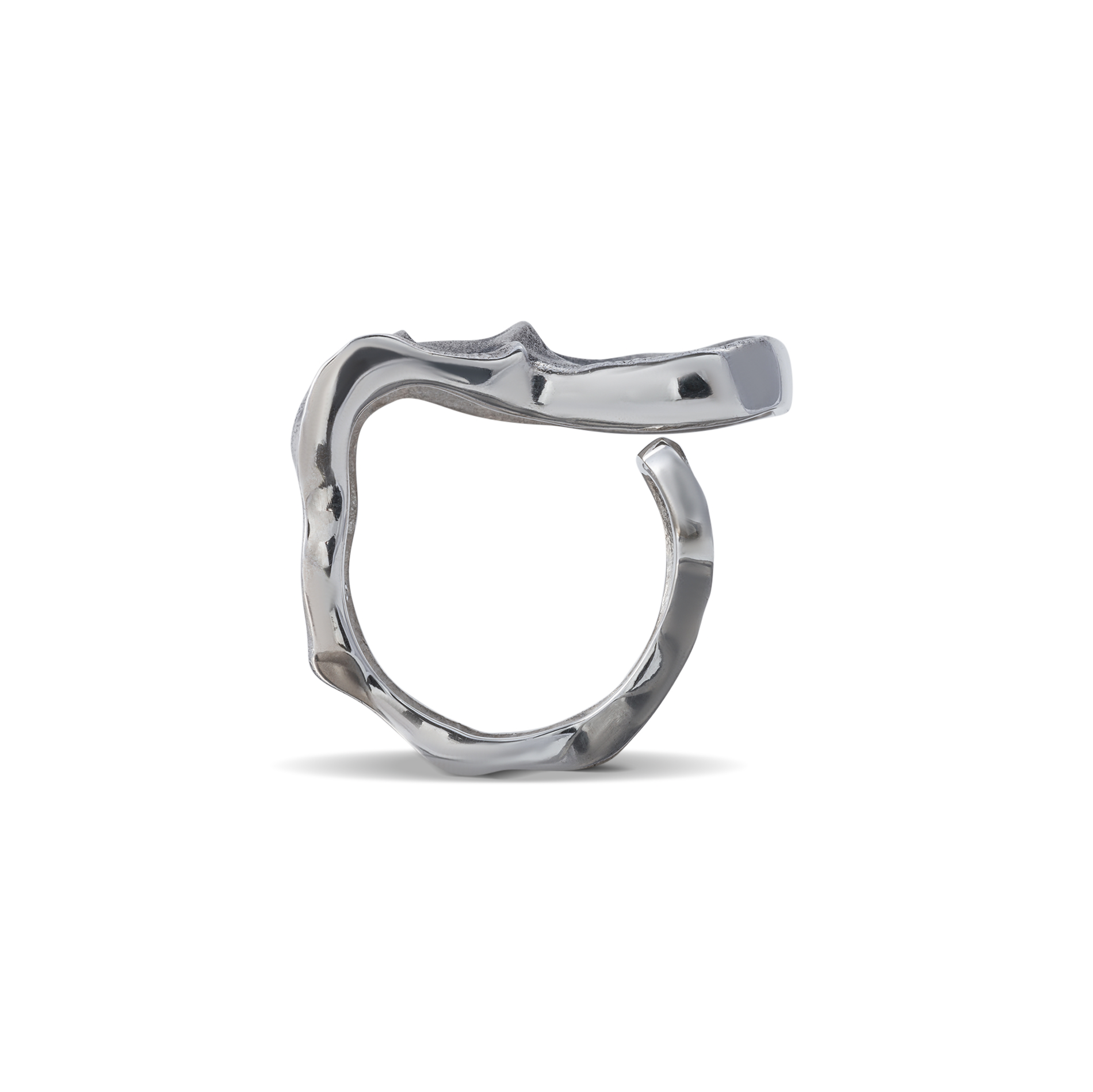 Handcrafted silver ring with an elegant design and delicate details, perfect for everyday wear or as a gift.
Material: Sterling Silver, black patina