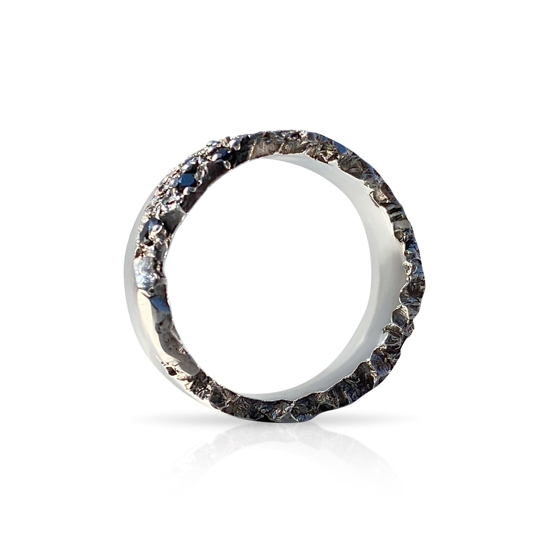 Black stone men’s ring with a bold and rugged design.