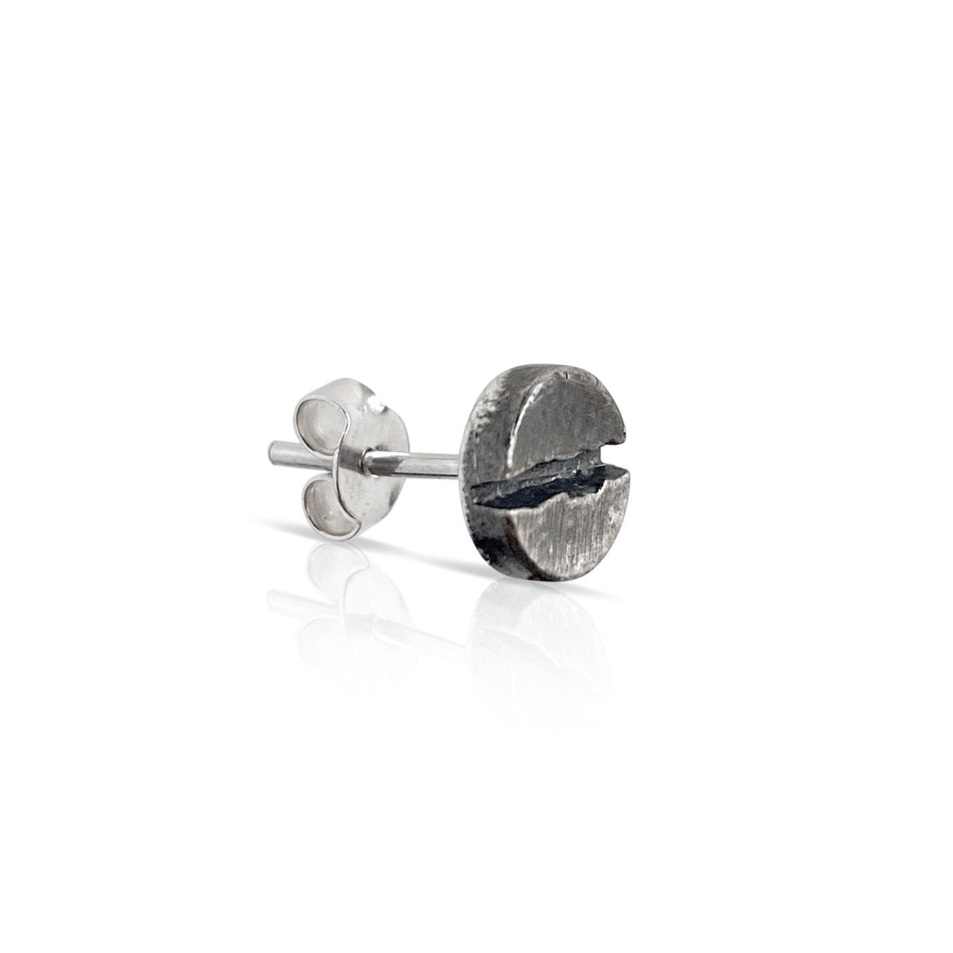 Elegant silver stud earring, perfect for everyday wear or special occasions.