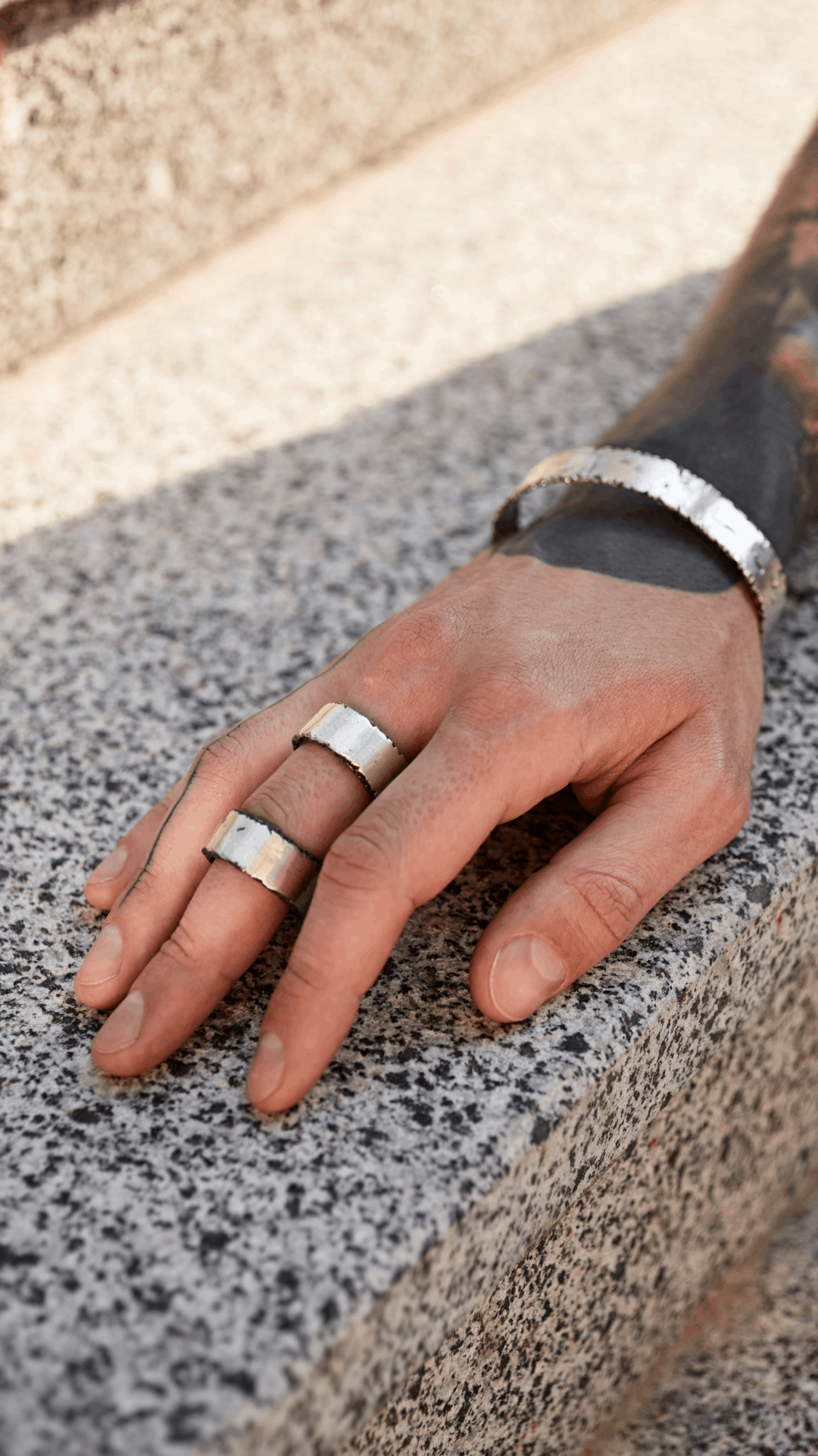 Textured ring for men, combining rugged details and sleek aesthetics.