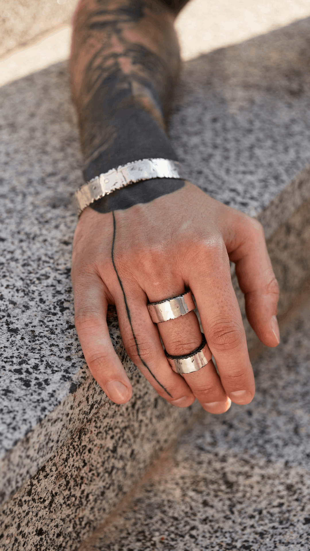 Men’s ring with a minimalist design, perfect for everyday wear.