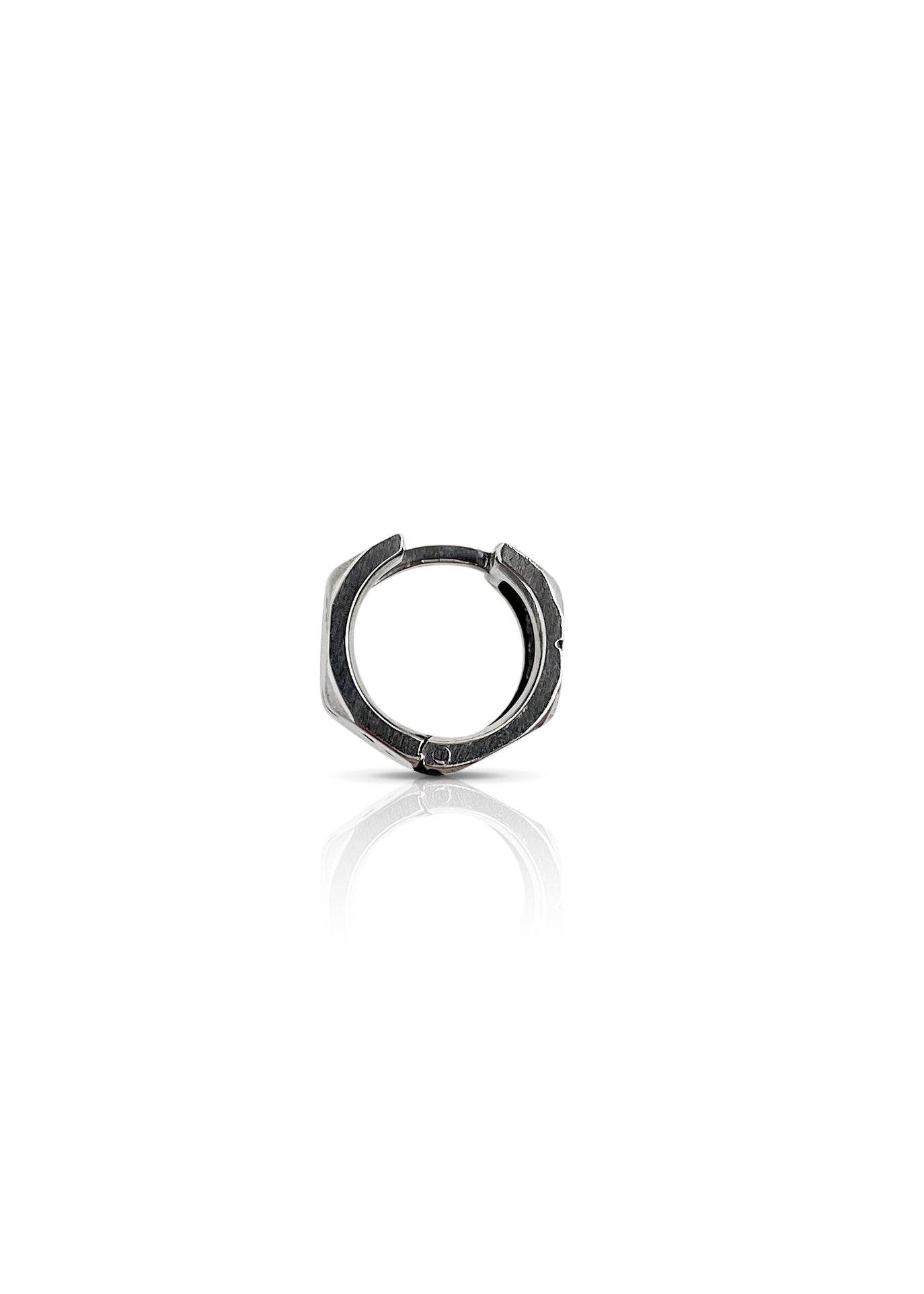 Unique silver 925 earpiece featuring bold geometric structure and sophisticated black patina