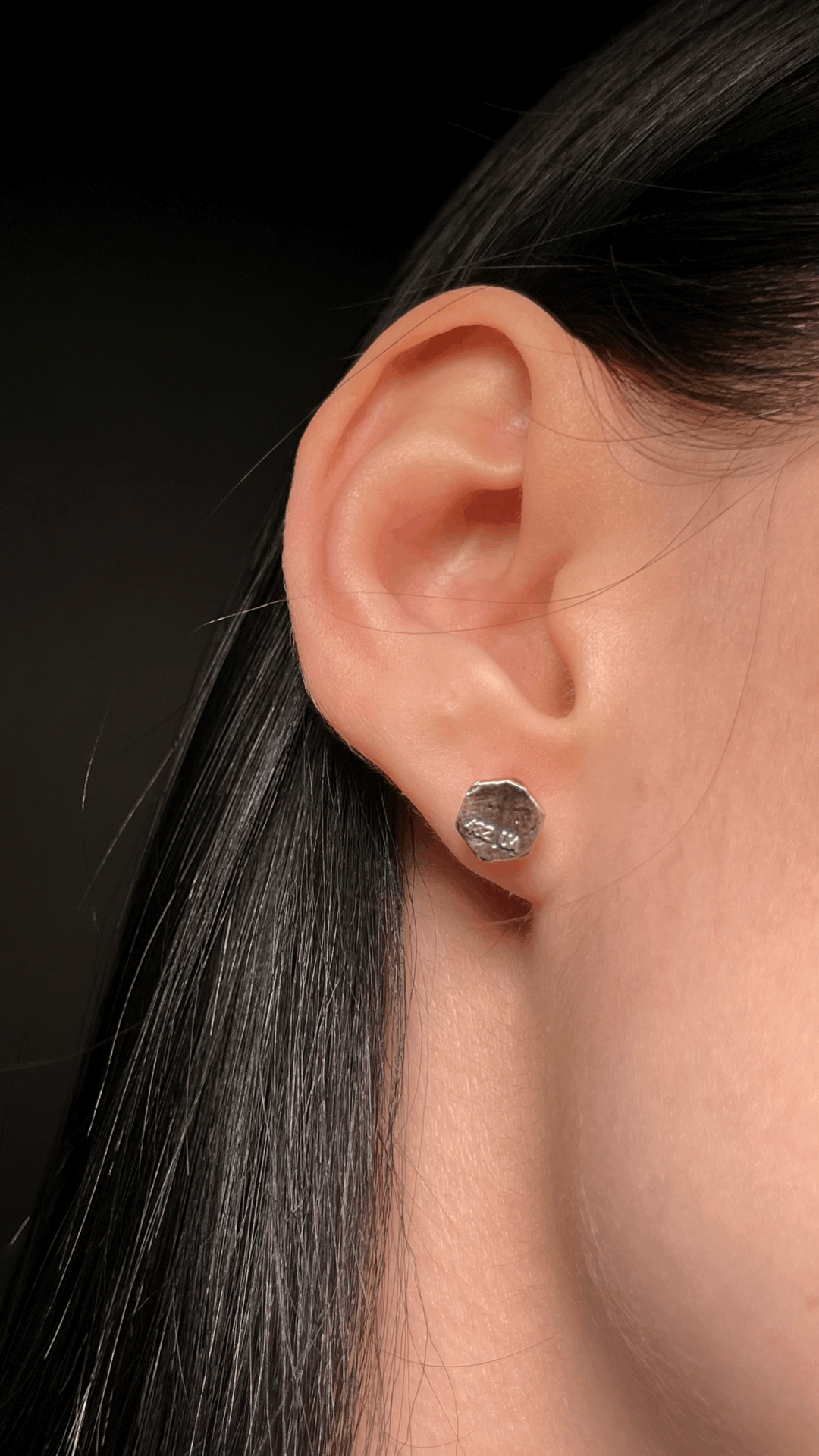 Elegant silver stud earring, perfect for everyday wear or special occasions.