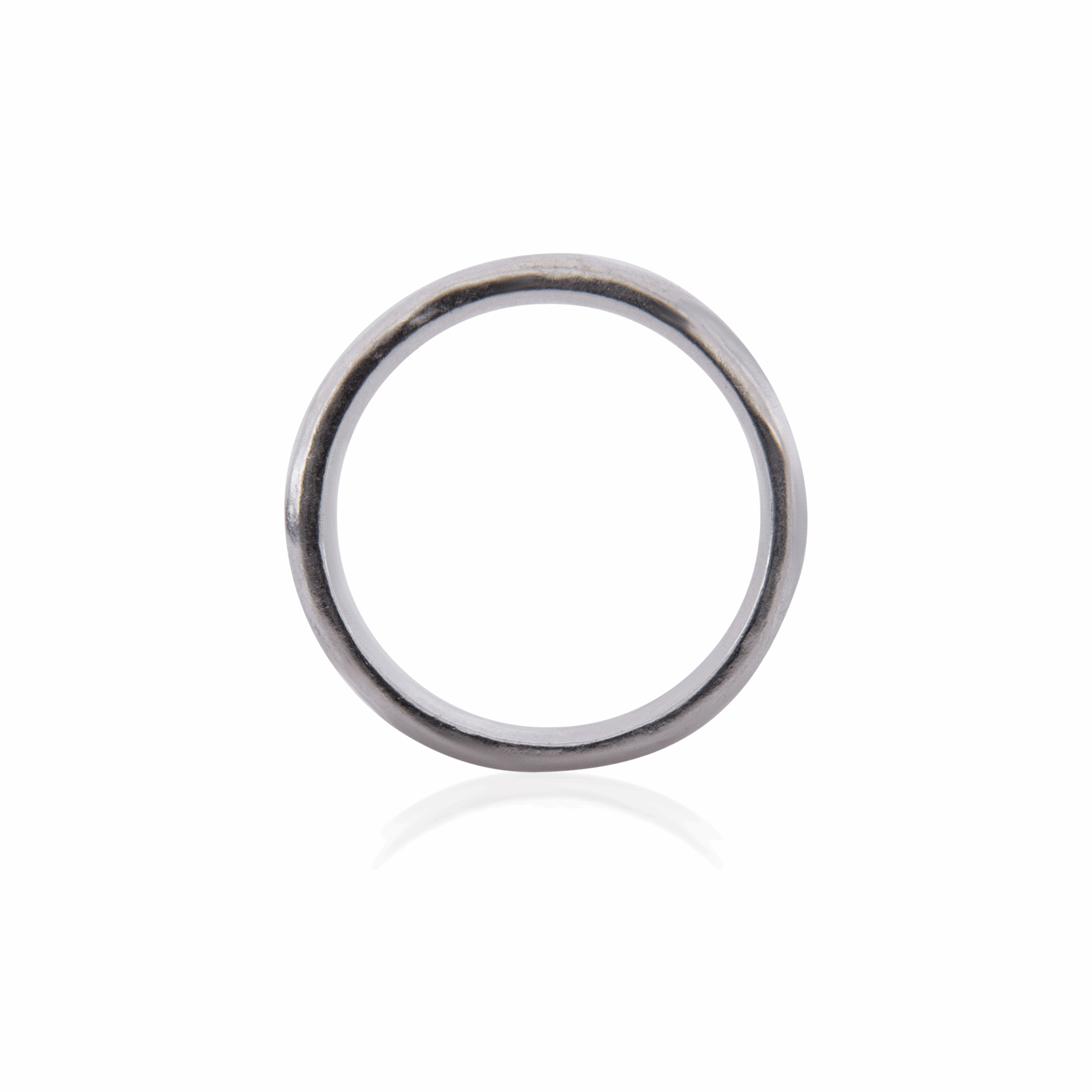 Minimalist ring in sterling silver, perfect for a timeless look.