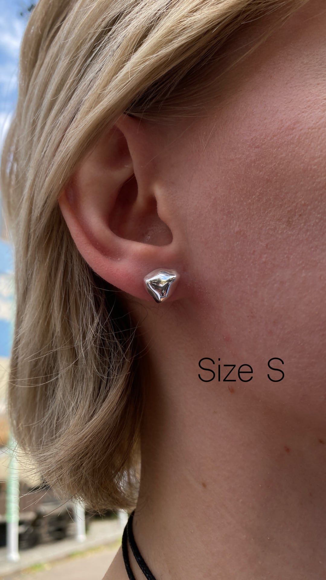 TRIANGLE STUD EARRING
